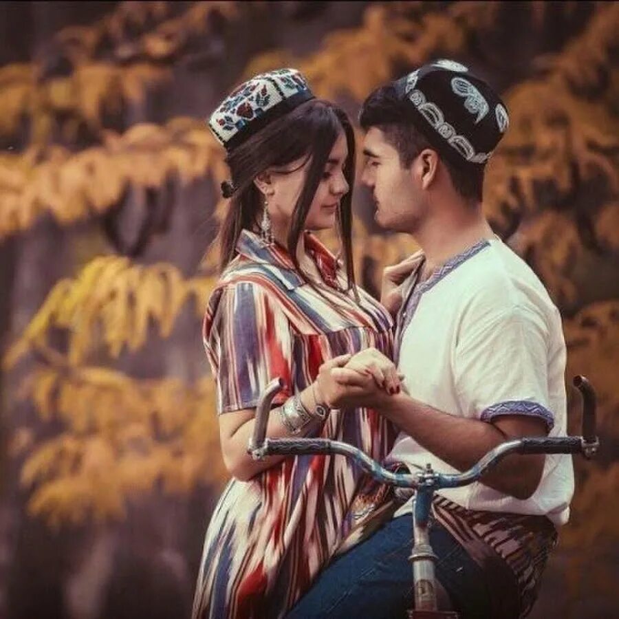 Любящие узбеки. Узбекские красивые пары. Али пусат. Таджикская пара в национальных костюмах. Красивая мусульманская пара.