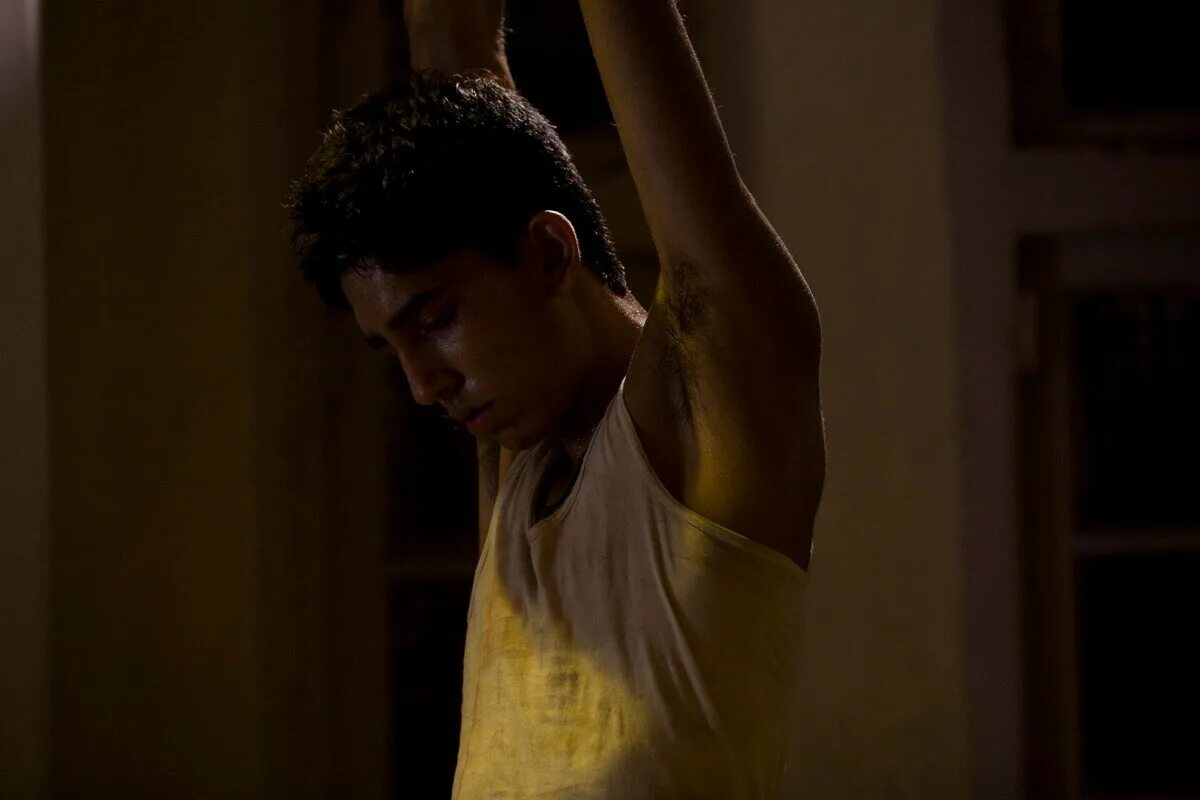 дев патель миллионер из трущоб. миллионер из трущоб 2008 кадры. книга аляутдинова триллионер. джамаль миллионер из трущоб. триллионер из трущоб 2.