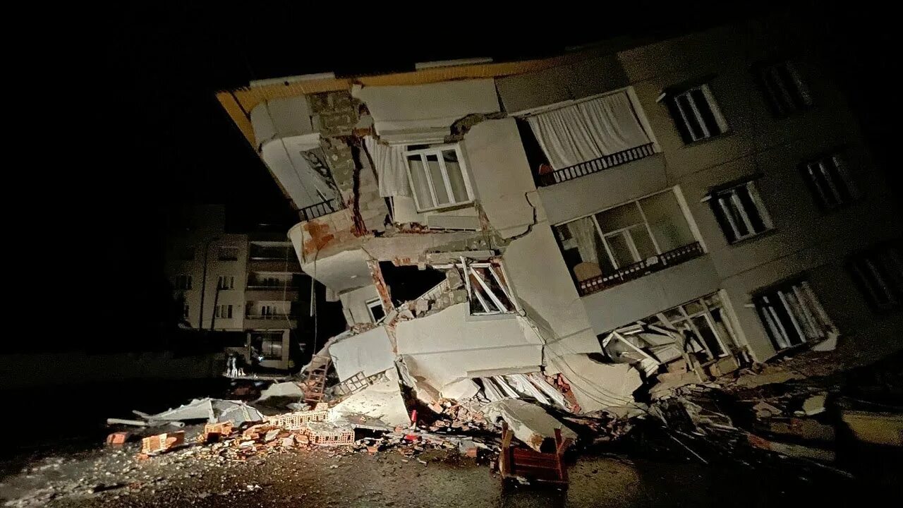 Землетрясение момент. Разрушенное здание. Землетрясение. Обрушенное здание. Сильное землетрясение в Турции.
