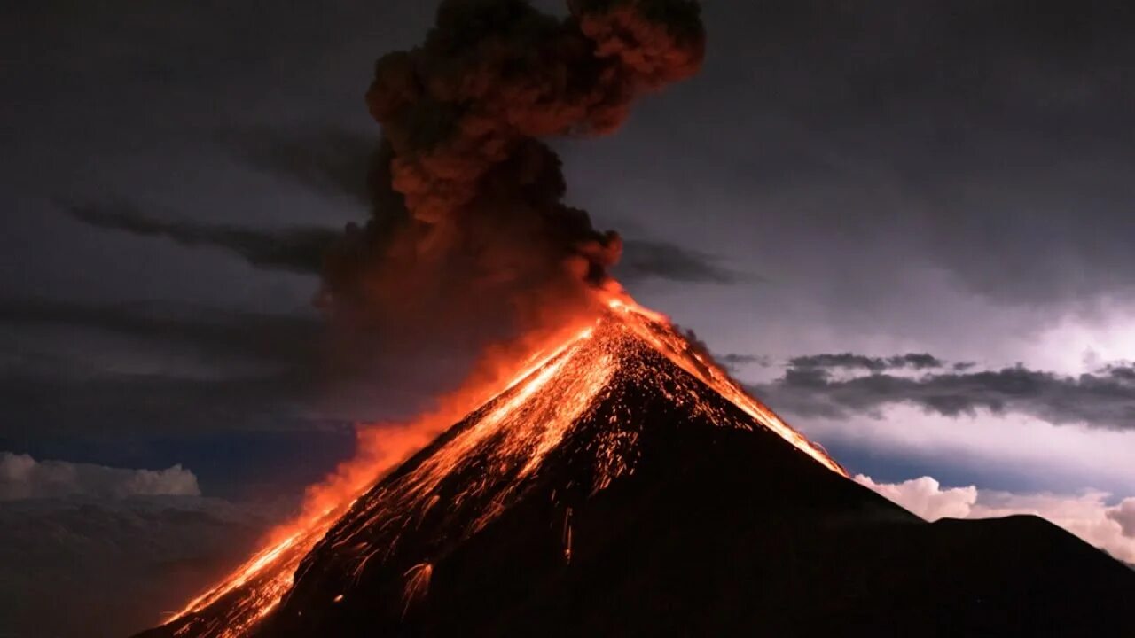 Гватемала вулкан извержение. Вулкан фуэго. Извержение вулкана фуэго. Вулкан фуэго в гватемале. Вулкан фуэго в гватемале.