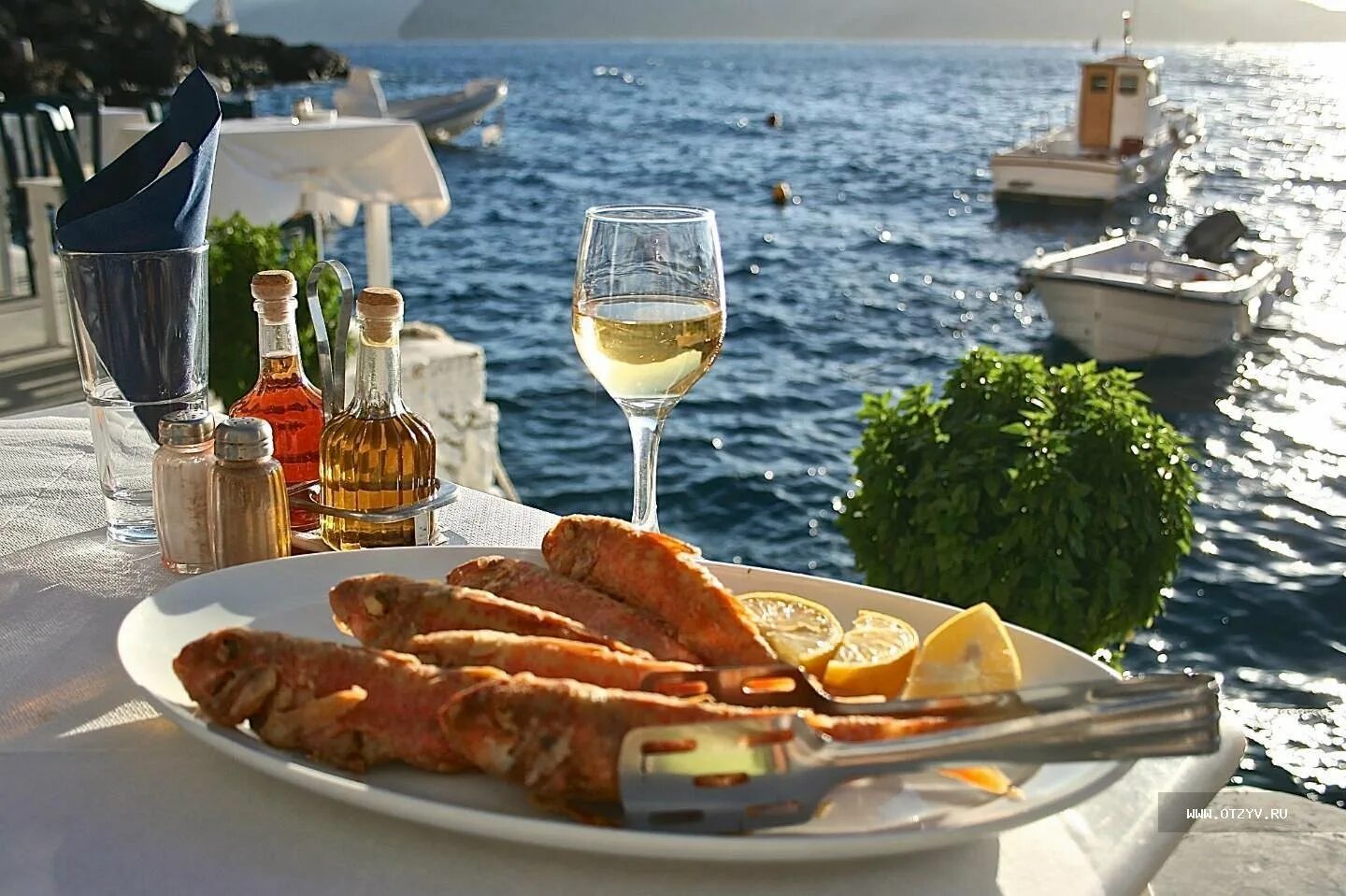 Средиземноморская кухня. Ужин на берегу моря. Обед на берегу моря. Ужин в Италии. Ужин отдых