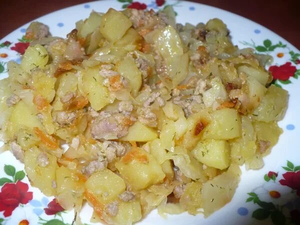 Приготовление капуста с картошкой. Картошка с фаршем. Тушеная картошка с фаршем. Картофель тушеный с капустой и фаршем. Капуста тушёная с фаршем и картошкой.