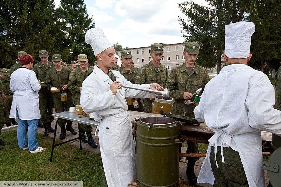 Вс рф готовит. 190 ВШП. Военная Полевая кухня. Полевая кухня в армии. Повар в армии.
