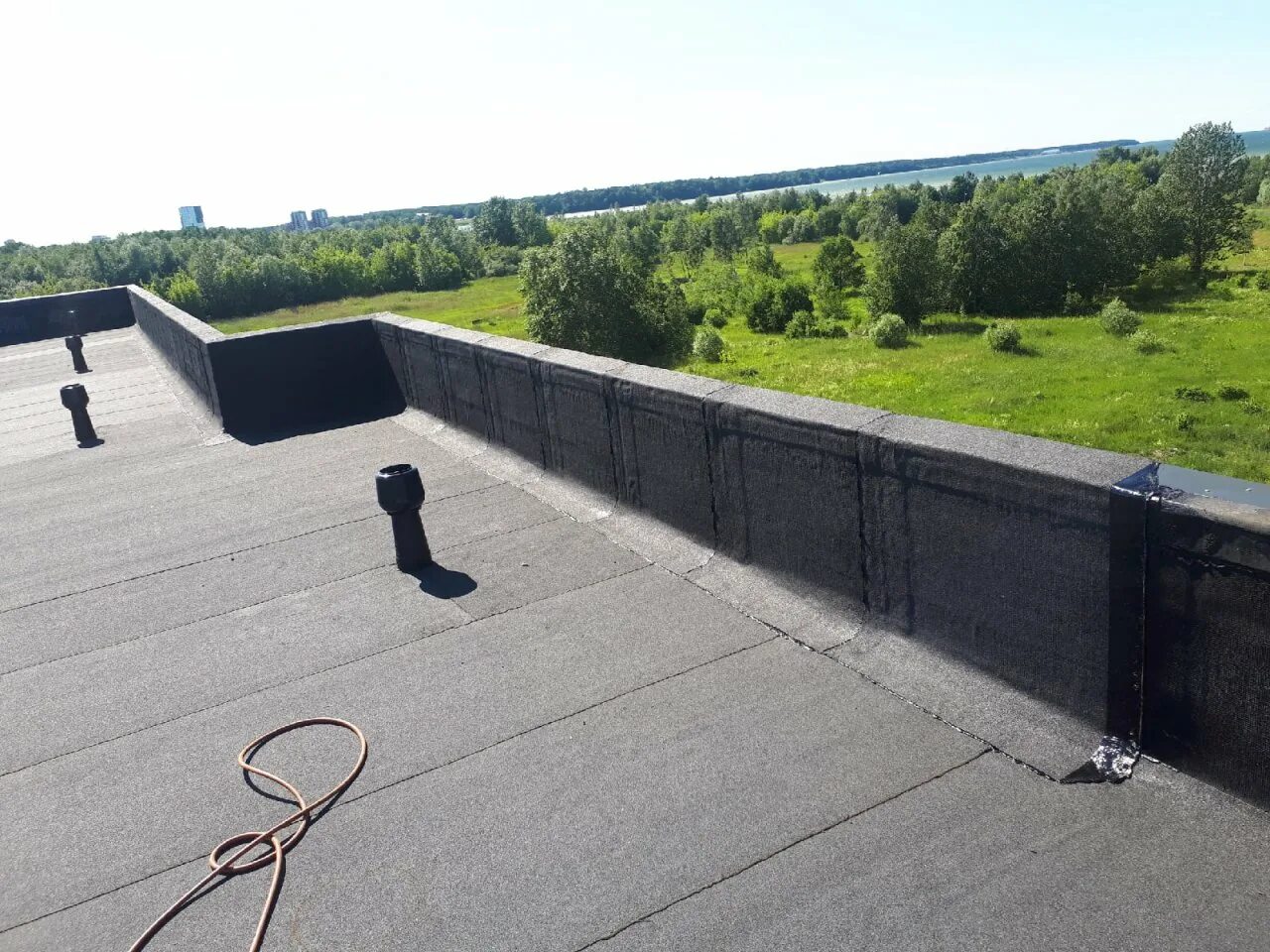 Плюю с парапета. Парапет кровли. парапет наплавляемой кровли. отделка парапета. наплавляемая кровля утепленный парапет.