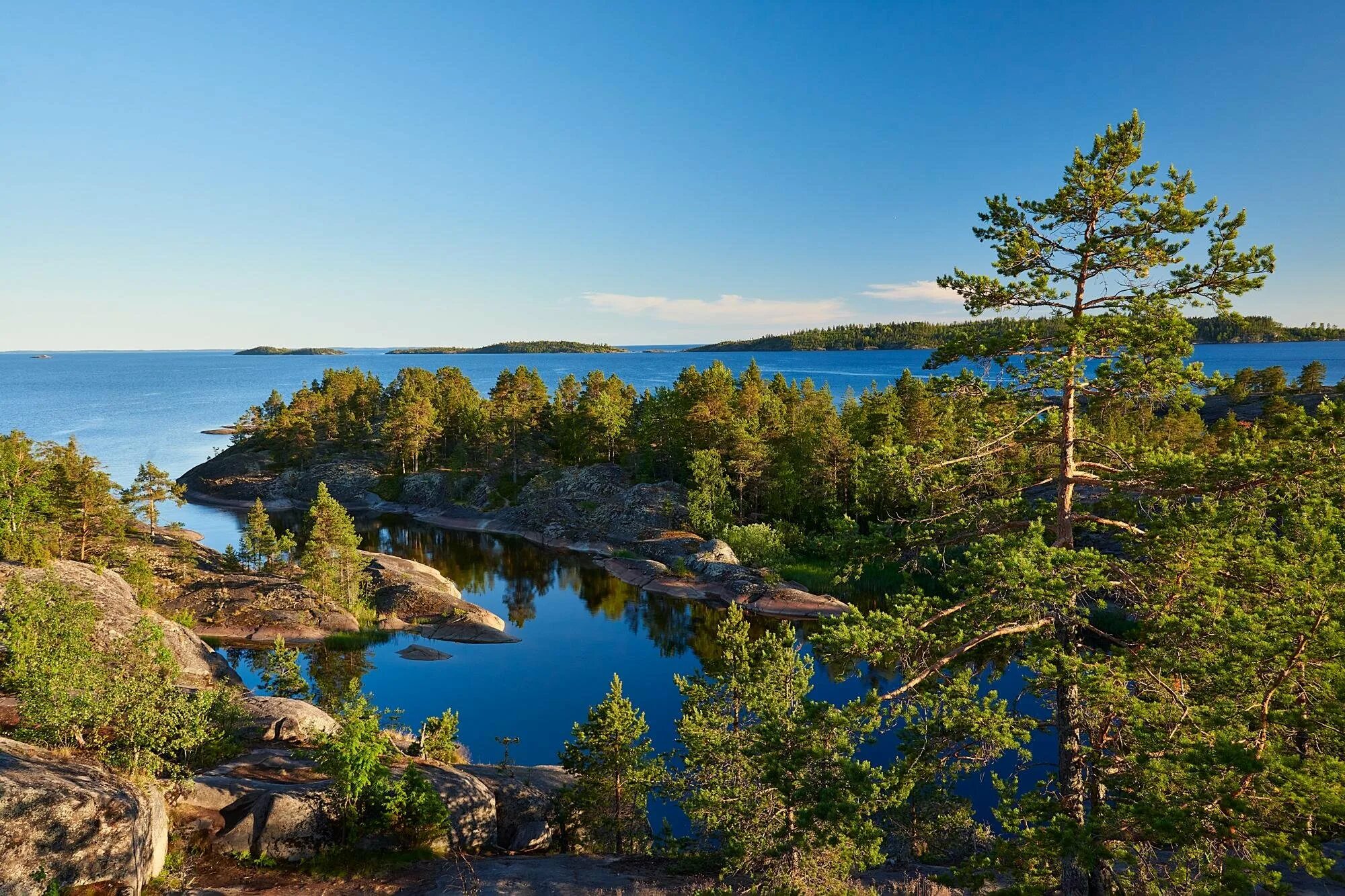 ладожские шхеры, республика карелия. ладожское лето. парк ладожские шхеры лахденпохья. ладожское озеро. парк ладожские шхеры лахденпохья.