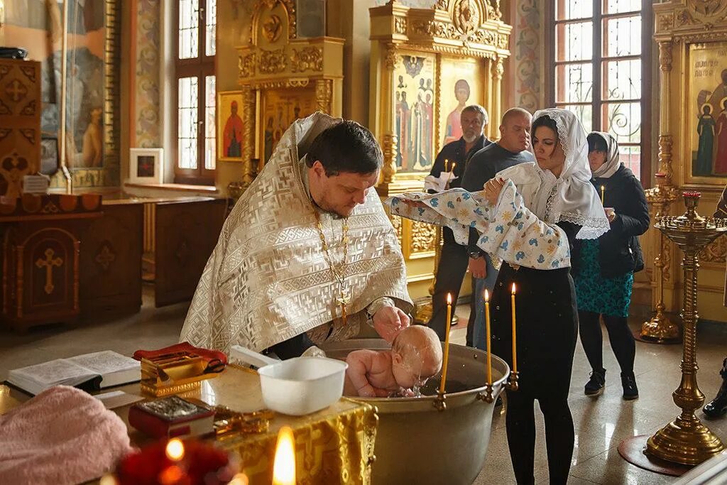 Крестить в честь святого. Крестины в храме Святого Стратилага Михаила в Ливадии. Крещение детей в церкви. Крещение фотосессия в храме. Крещение таинство Православие.