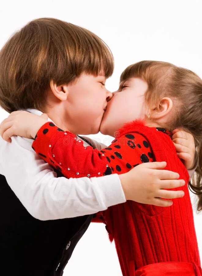 Мальчик целует девочку в губы. Поцелуй брать и сестра. Поцелуй братьев. Брат и сестренка поцелуй.