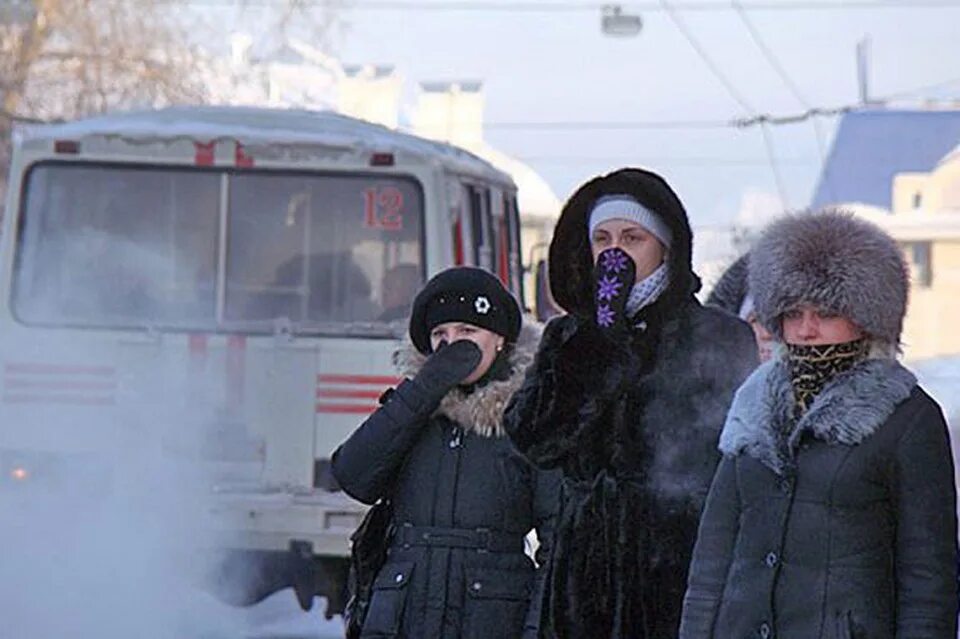 В россии весь холодный. Люди в Мороз на остановке. Люди на остановке зима. Мерзнут на остановке. Люди в автобусе зимой.