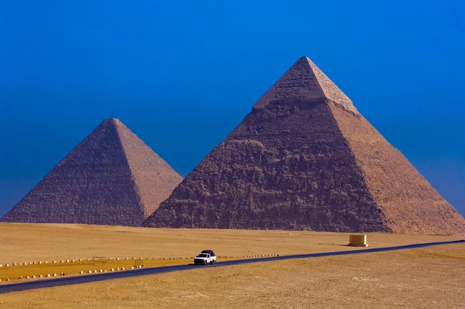 Чудеса св. Пирамида Хуфу Египет. Пирамида Хеопса. Пирамида Хуфу (Хеопса) в Египте. Пирамида Хеопса пирамиды Гизы.