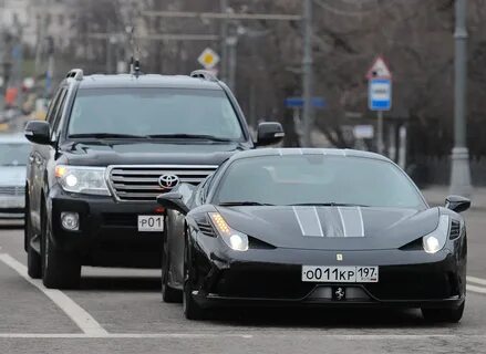 Машина без номера на дороге