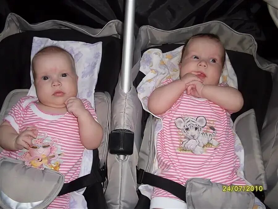Близнецы 4 месяца. 4 месяца двойне. 4 месяца тройняшкам. 4 месяца двойняшкам. близняшки 4 месяца.