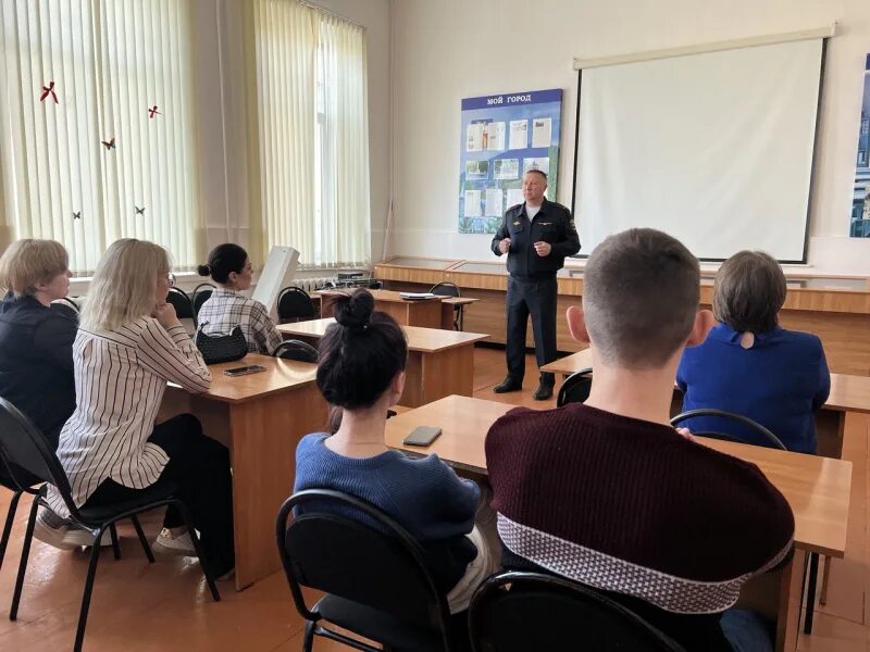 Также проведена беседа. Полиция Пятигорск сотрудники. Учитель и полиция. Школа второй Лескен учителя. Сотрудники полиции г. Пятигорск.