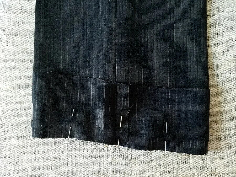 Лапка для подшива брюк. Подшить брюки потайным. Подшить брюки. Невидимый шов для подшивки брюк. Потайной подшивочный шов.