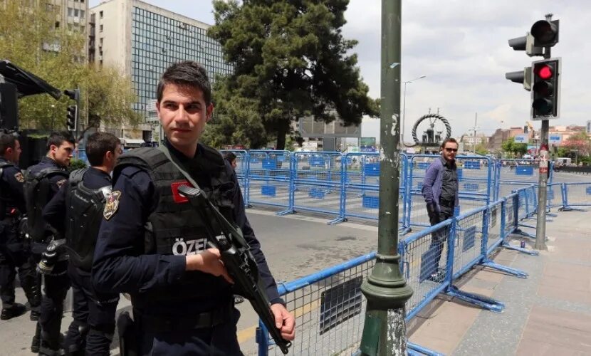 Последние новости стамбула для туристов. Молодежь стамбула. Молодежь стамбула. Знаменитости в стамбуле. Туристы в турции.