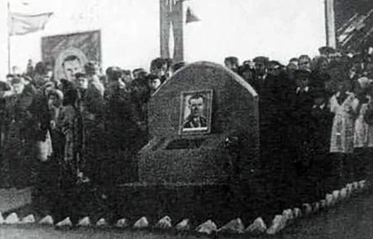 Приземление Гагарина 1961. Яма на месте гибели Юрия Гагарина. Памятный камень на месте гибели Юрия Гагарина.