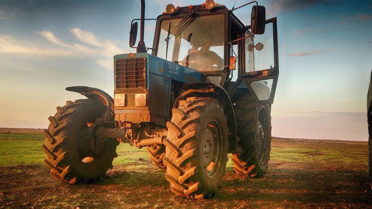 Same video. Трактор МТЗ 82. Трактор МТЗ 80 В поле. Трактор МТЗ МТЗ 82. MTZ 80 tractor.