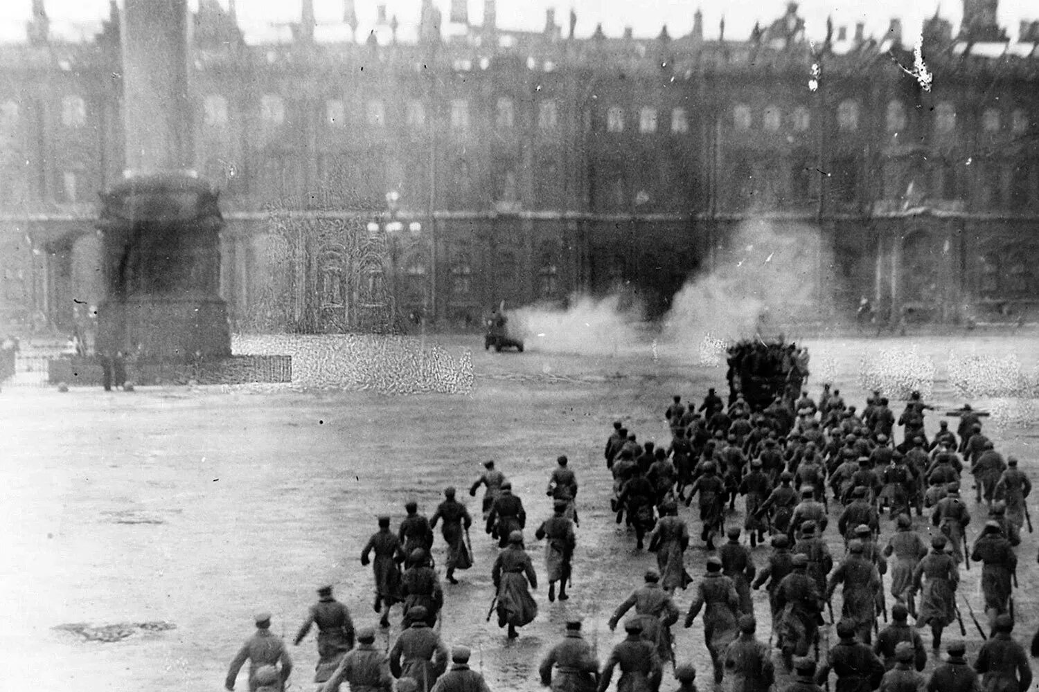 Штурм зимнего дворца дата. Штурм зимнего дворца в 1917 году. штурм зимнего дворца эйзенштейн.