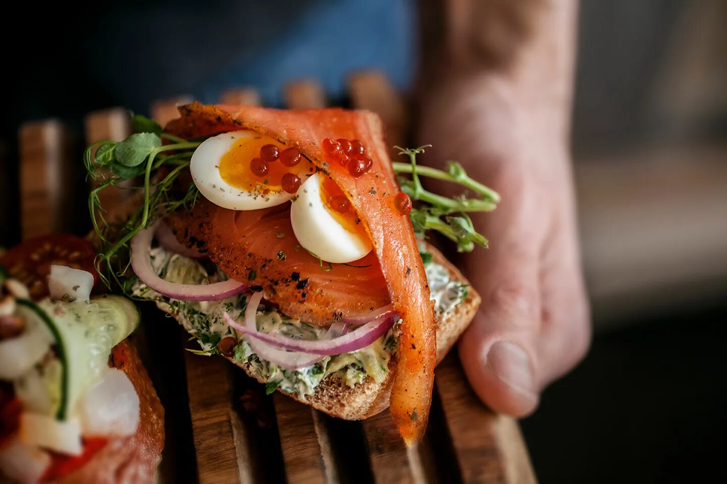 Сморреброд с ростбифом. Сморреброд. Сморреброд. Сморреброд с авокадо. Сморреброд с лососем и авокадо.