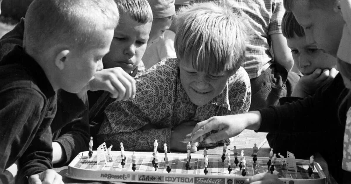 Во что играли 90. Счастливое советское детство. Советское детство во дворе. Во что играли 90. Игра резиночки 90-х.