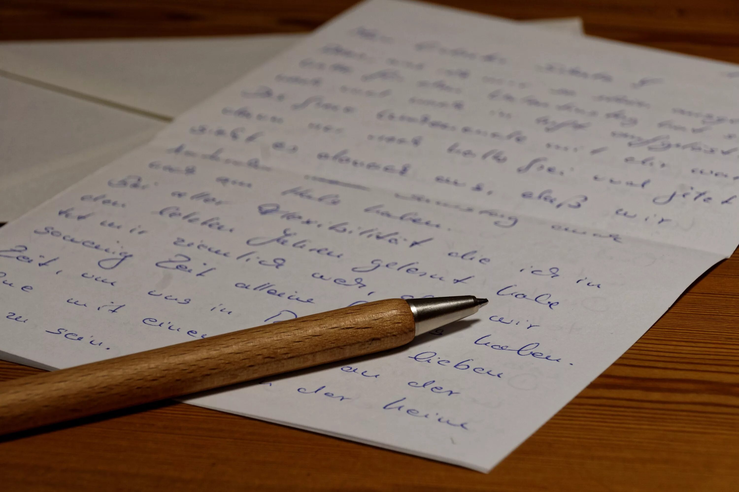Письмо. Лист бумаги и ручка. Лист бумаги на столе. Письмо на столе.
