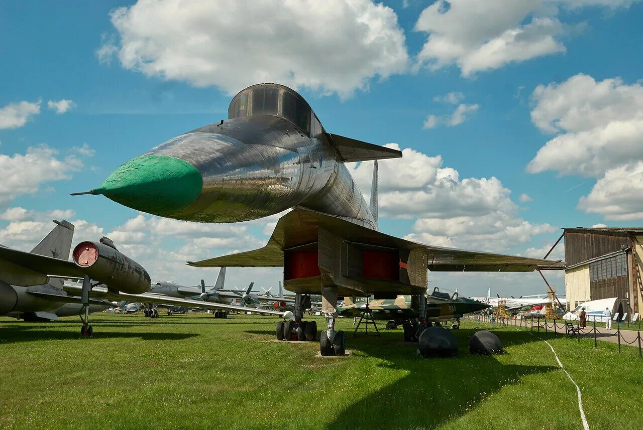 Самолет сотка. Т-4 бомбардировщик. Т-4 сотка самолёт. Т4 в Монино. Самолет сотка Су-100.