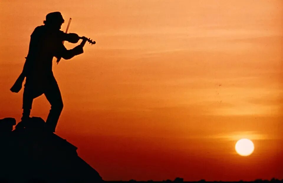 Скрипач на закате. Музыкант на фоне заката. Скрипач. Скрипач на крыше. Скрипка солдаты