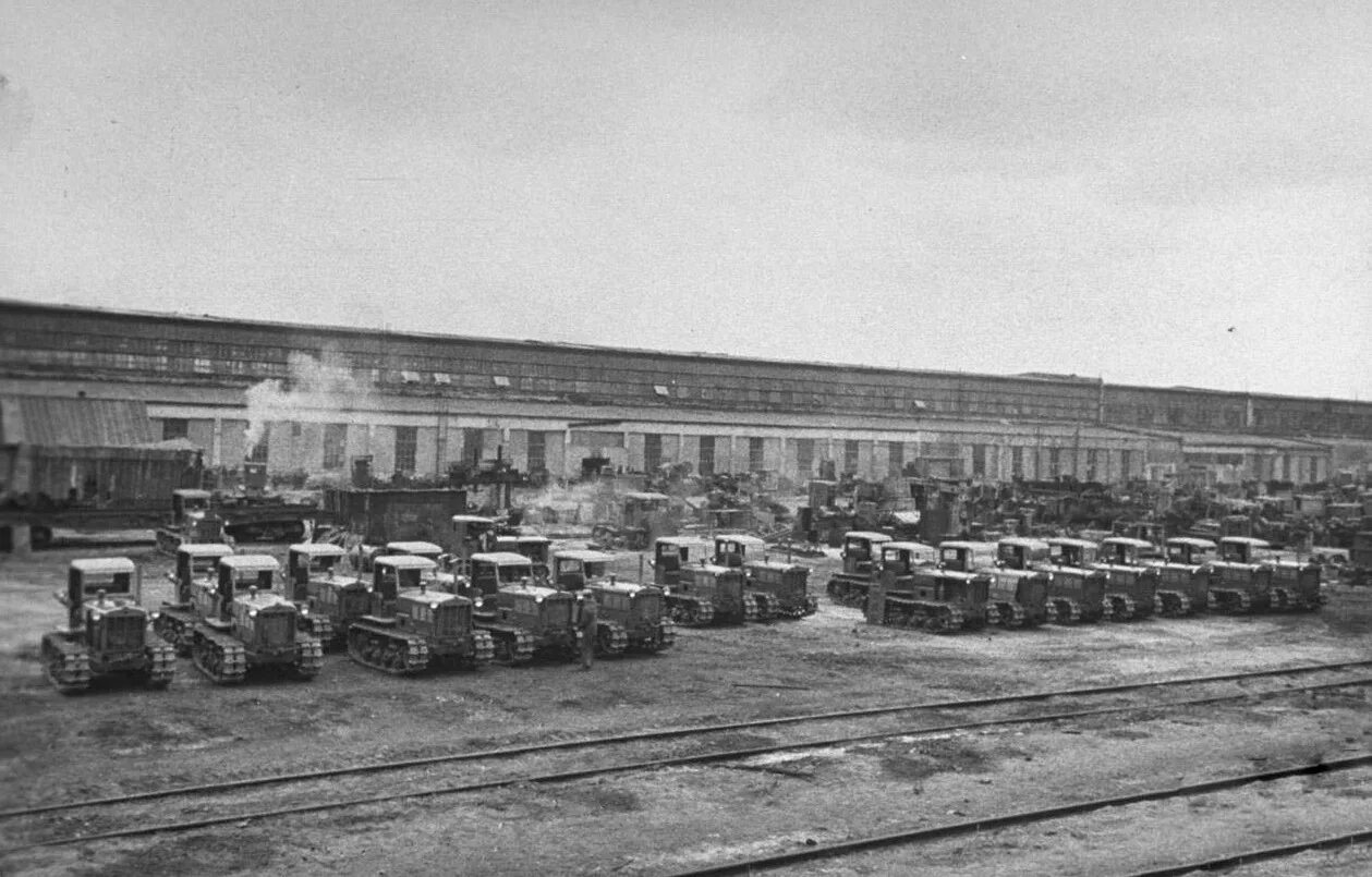 Волгоградский тракторный завод в 1930. Довоенный сталинград тракторный завод. Сталинградский тракторный завод ссср. Дзержинского (стз). Тракторный завод волгоград 1930.