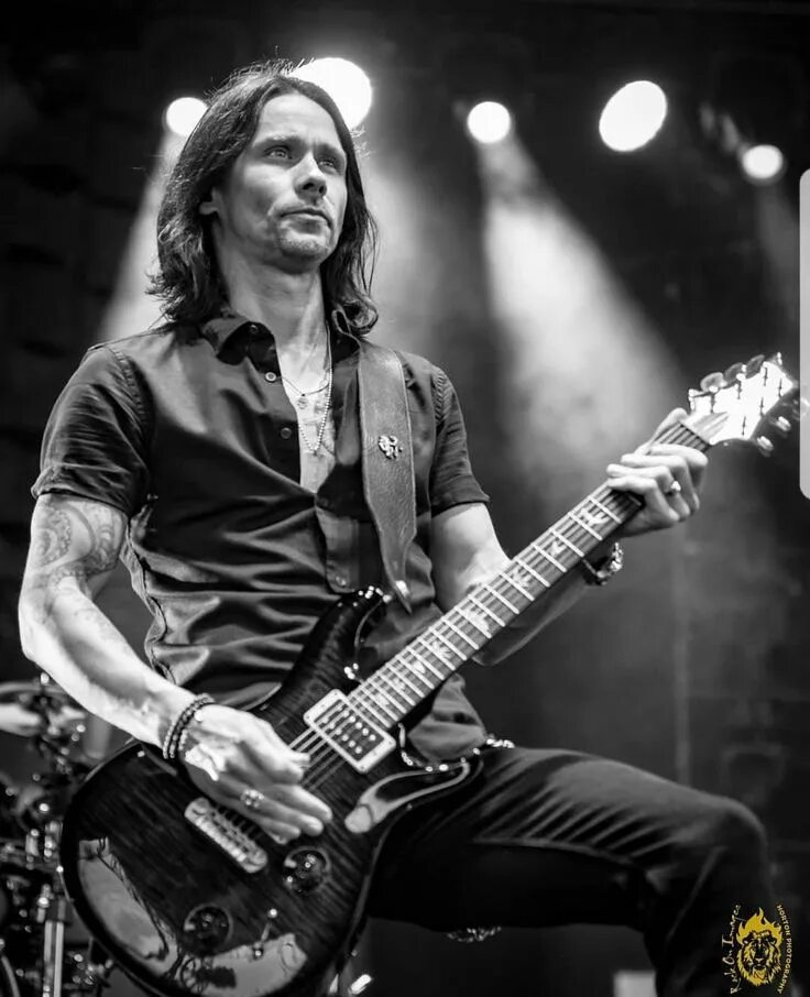 Myles kennedy the art of letting go. Майлз кеннеди. alter bridge. майлз кеннеди с гитарой. myles.
