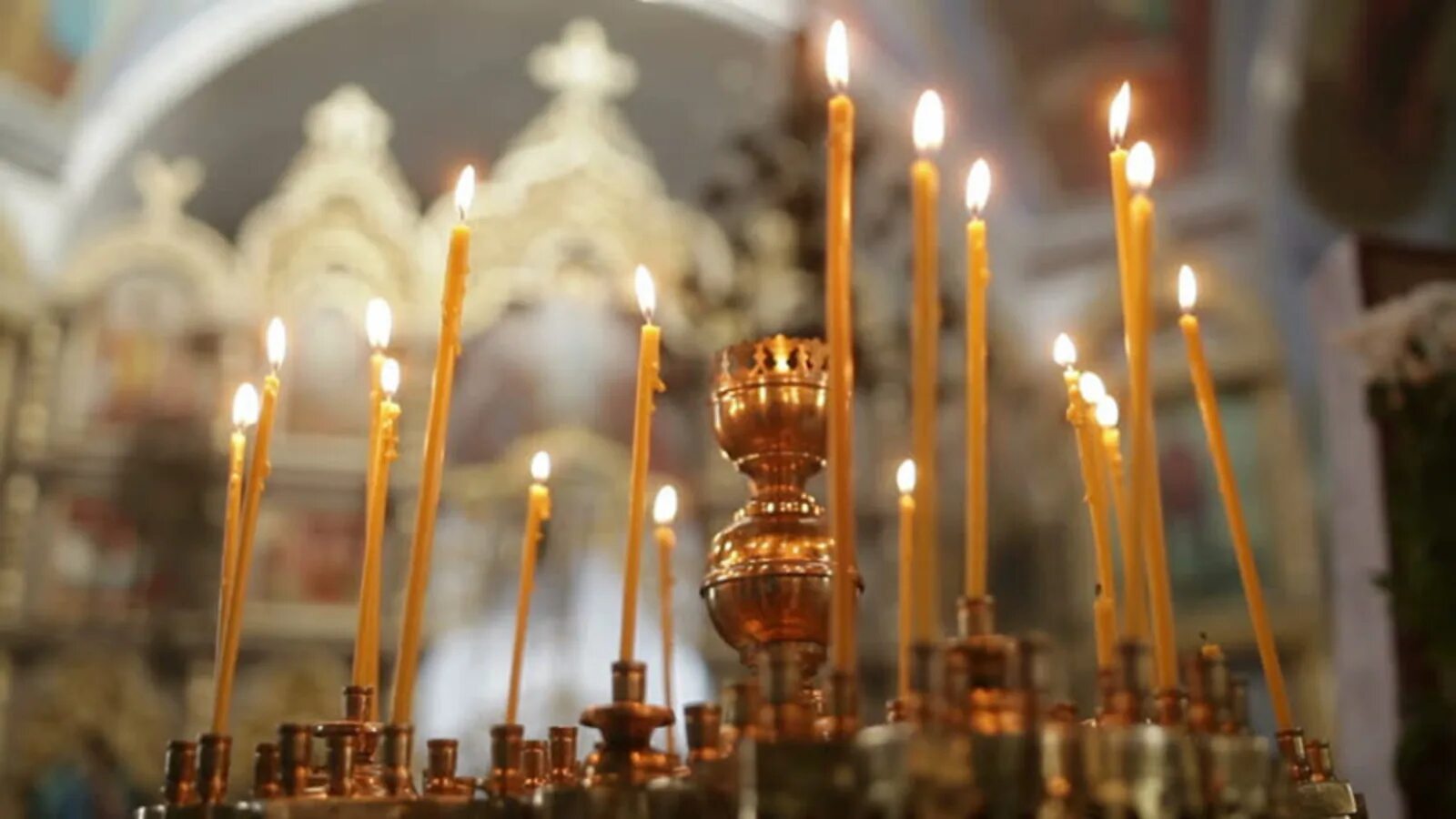 Свечи в храме. Горящие свечи в церкви. Свечи в храме красивые. Свечи горят в церкви. В церкви горят свечи