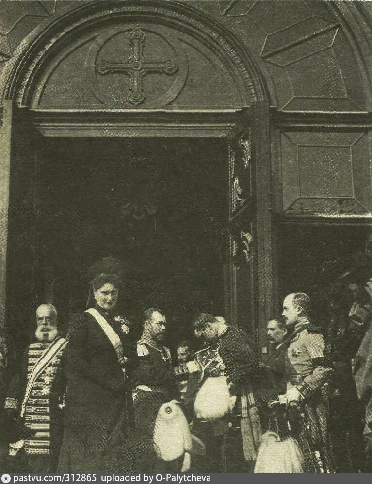 Николаай 2с женой выходит из хоама. Монархисты Венгрии.