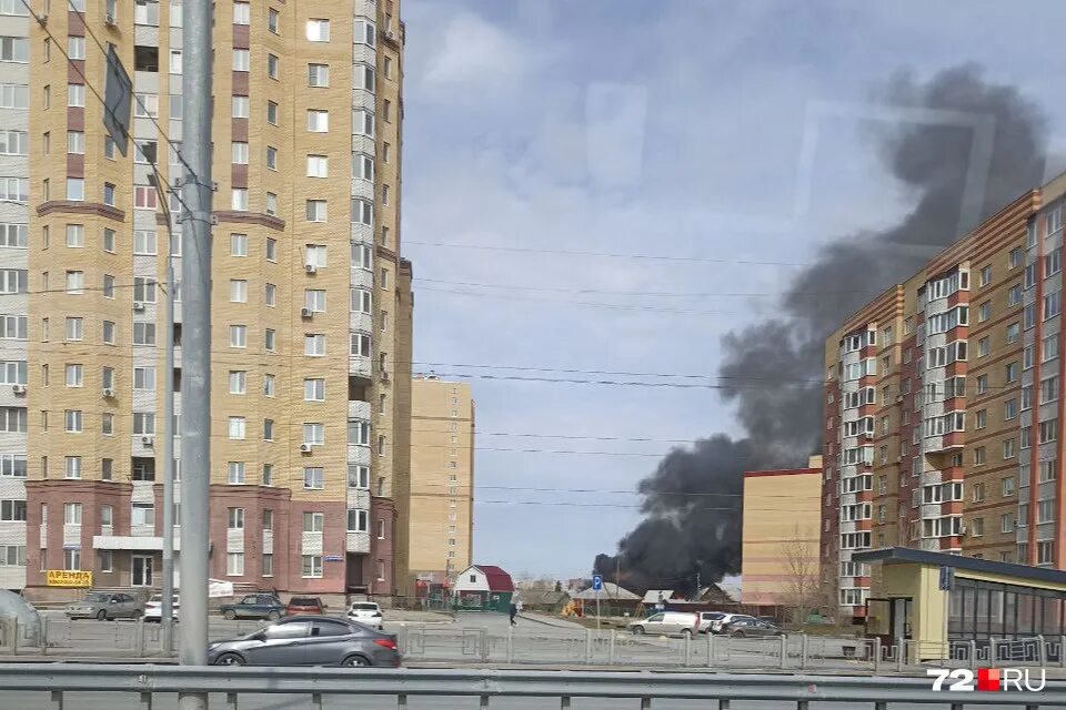 25 ноября тюмень. Пожар на доме на улице народная Тюмень 2021. Пожар в Ялуторовске на ул.Тюменской 26.10 2022г. Пожар в Тюмени сегодня. Сгорела в Тюмени частный дом.