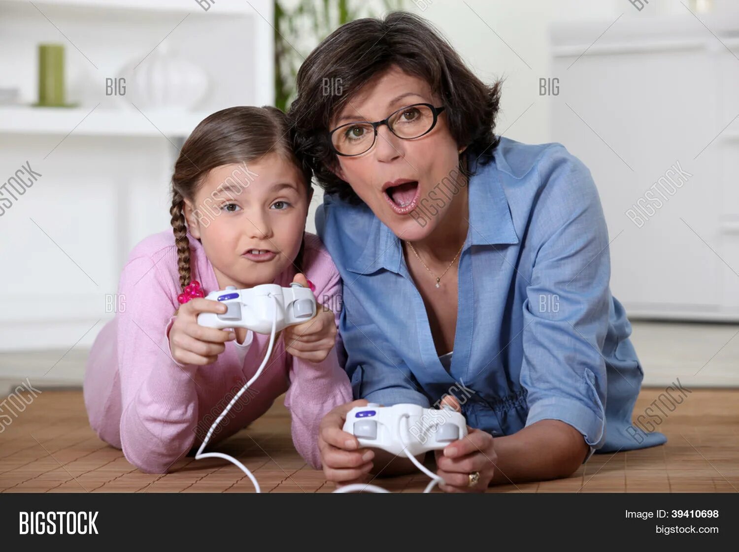 Тетя мама Play. Mom playing videogames.