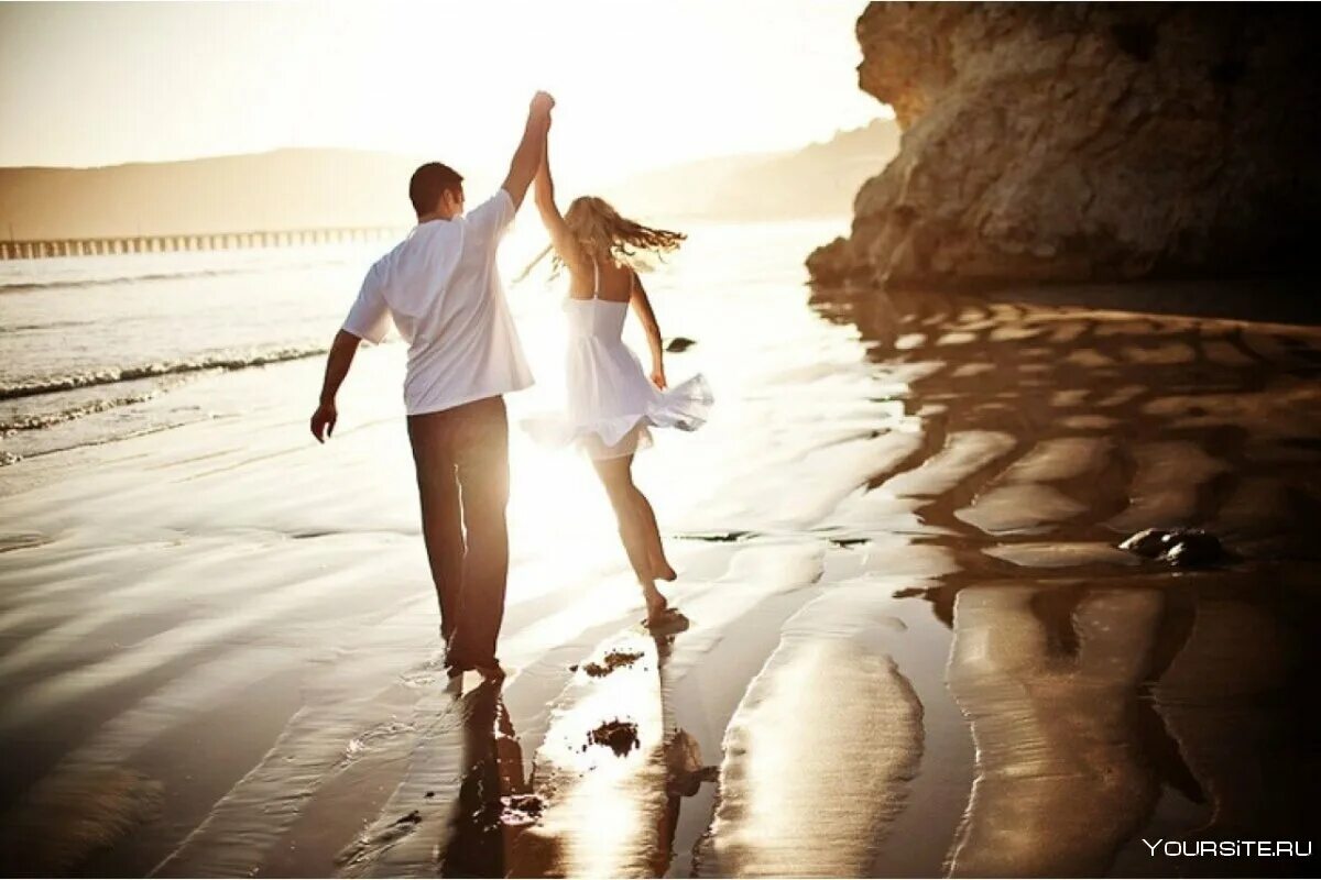Танцы на берегу песня. "Счастливая пара" (Клаудио Ринальди). Влюбленные пары на море. Счастливые влюбленные. Мужчина и женщина на море.