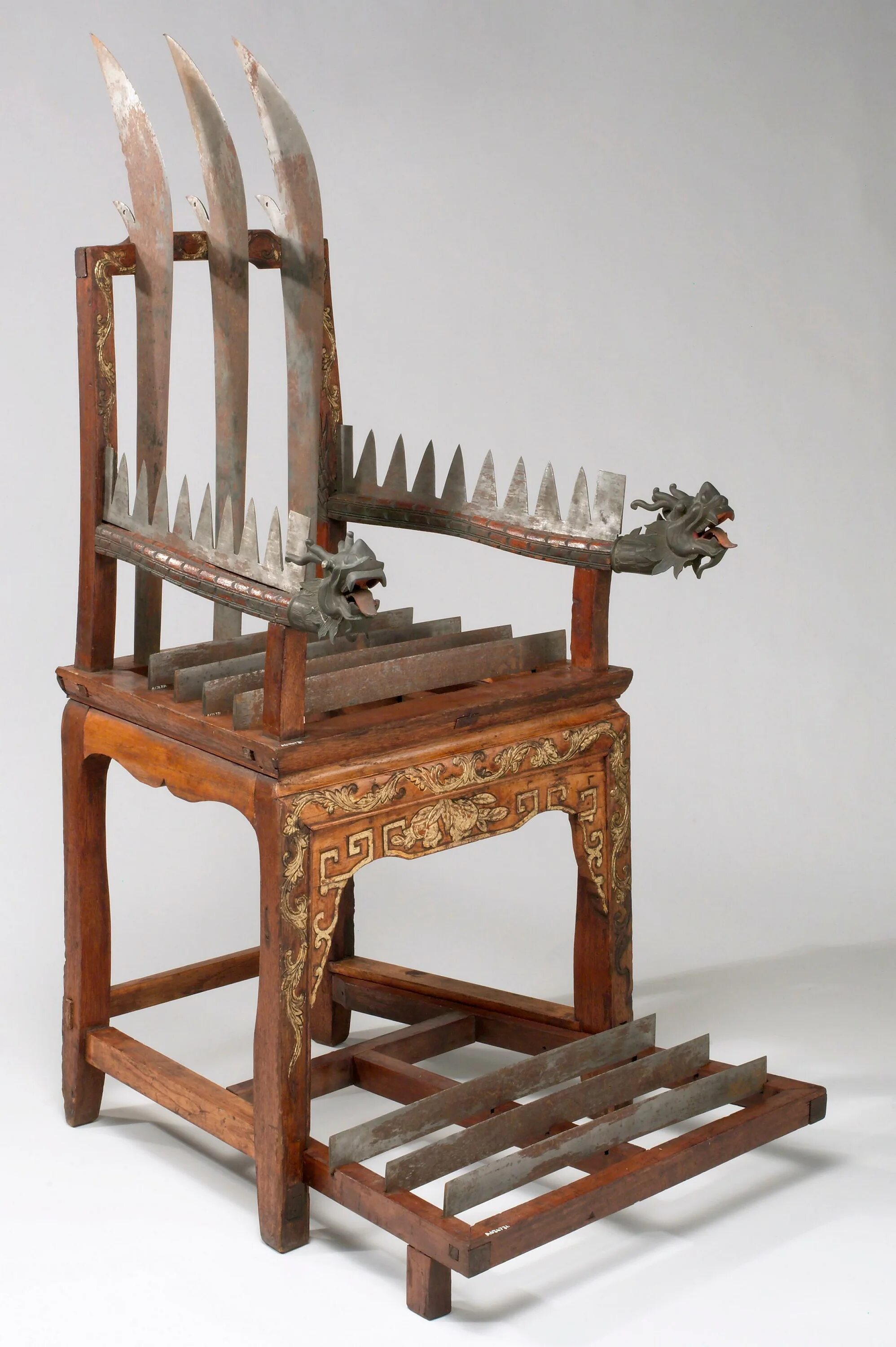 Пыткам купить. Пыточный стул средневековья. Кресло для пыток. Деревянный стул для пыток.