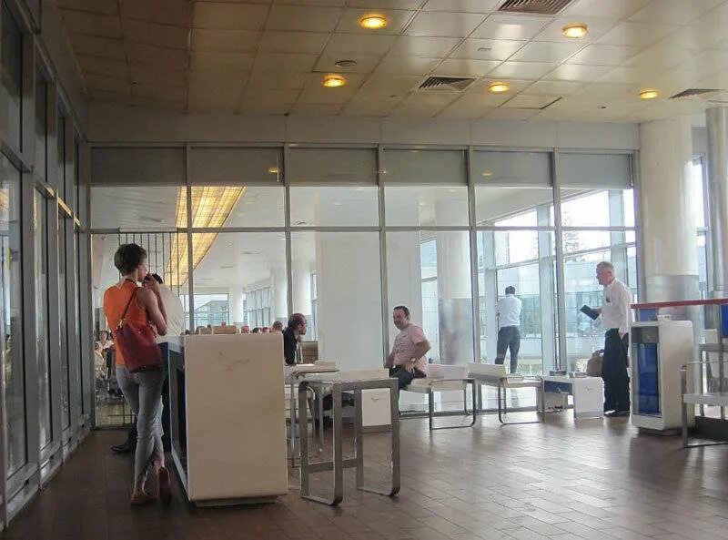 Курилка терминал с. Курительная зона в Шереметьево. Шереметьево зона для курения. Курилка в Шереметьево терминал с. Зона для курения аэропорт Шереметьево.