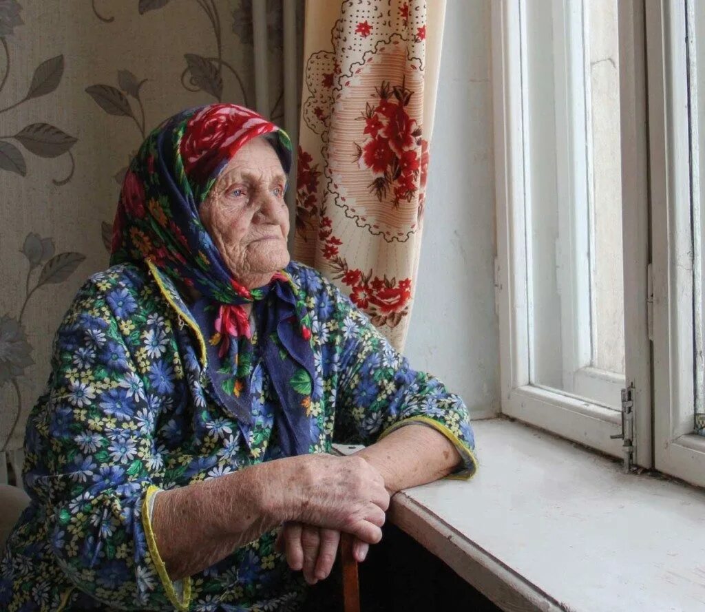Старушка в доме престарелых. Старушка в доме. Бабушка в деревне. Старая бабушка дома. Деревенская бабушка.