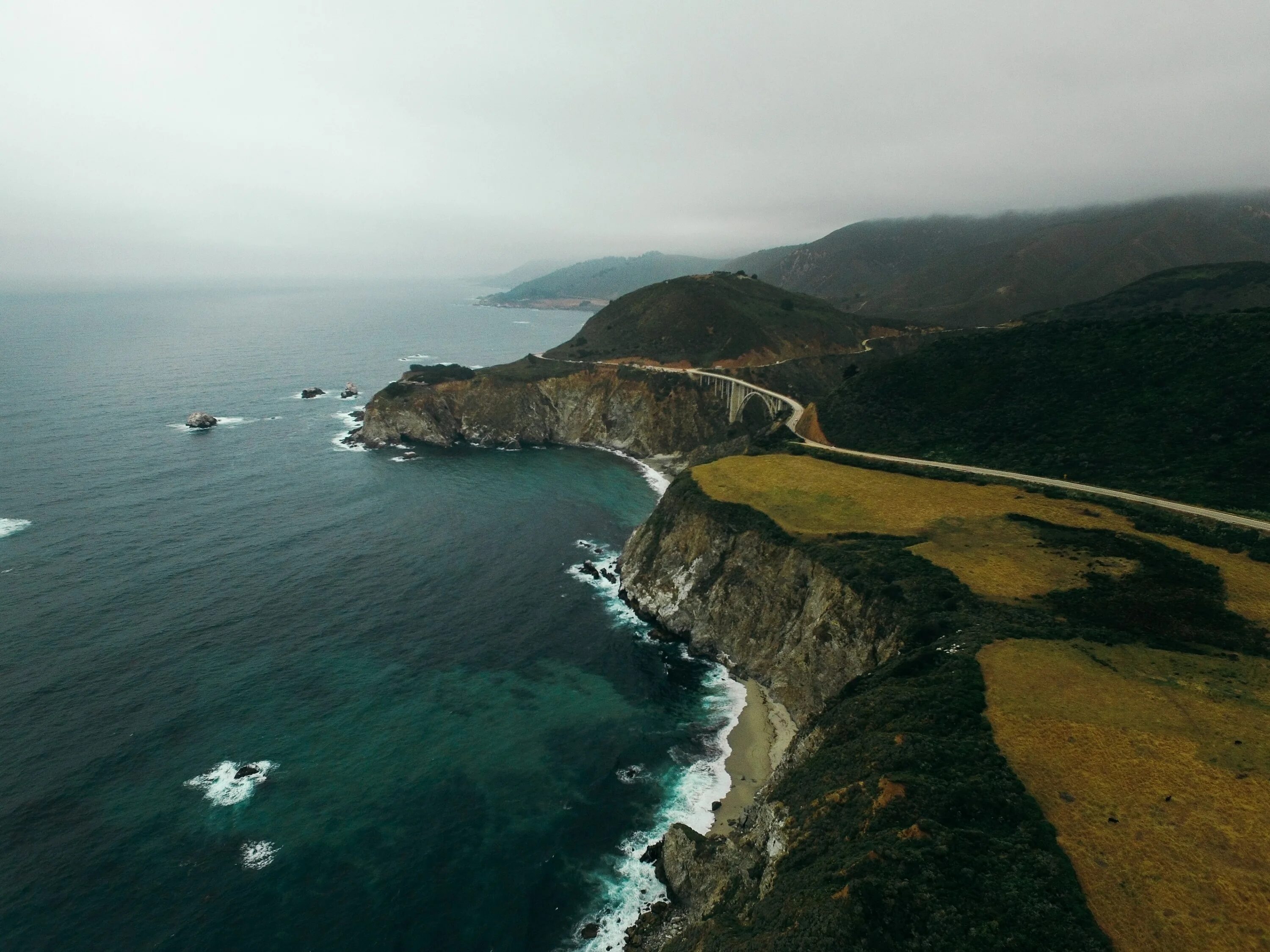 Бухта Клифф. Остров Биг сур. Береговая линия. Located on the coast of the