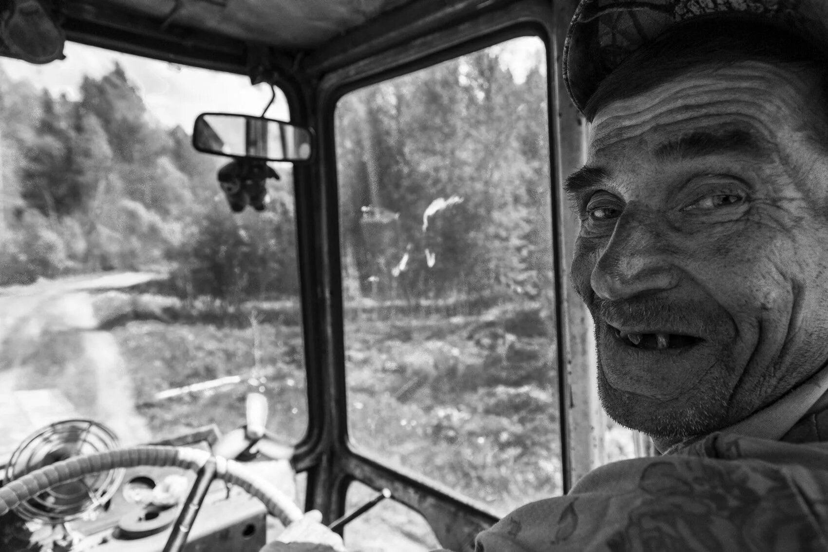 Со тракторист. Тракторист. усатый тракторист. страшный тракторист. деревенский тракторист.