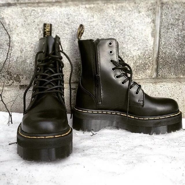 Мартинсы подошва. Берцы доктор Мартинс. Dr Martens Jadon. Ботинки в стиле гранж доктор Мартинс. Dr Martens берцы.