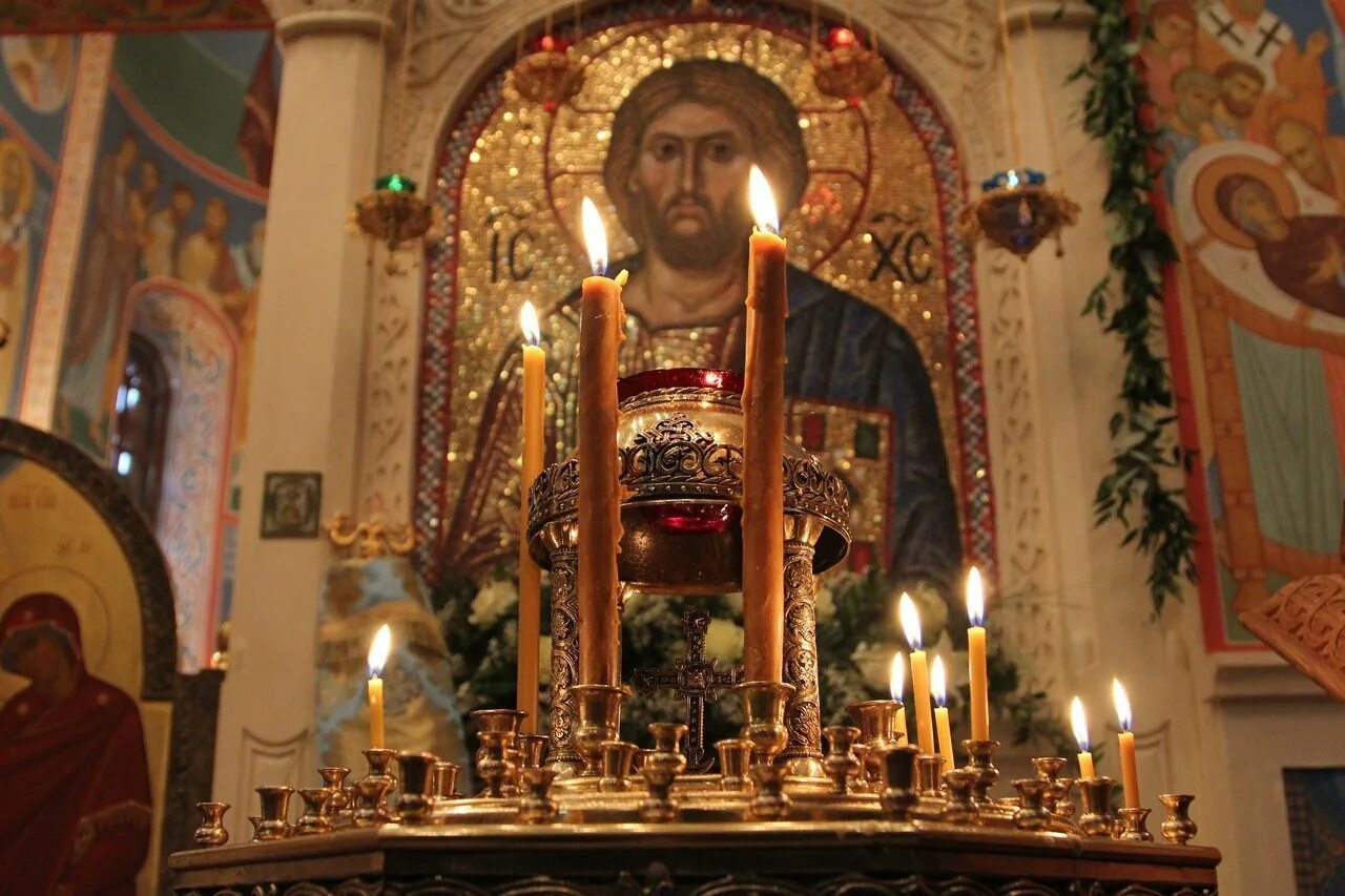 Мир православии сегодня. Икона лампада Господа Иисуса Христа. Православный храм. Иконы в православном храме. Православные молятся.