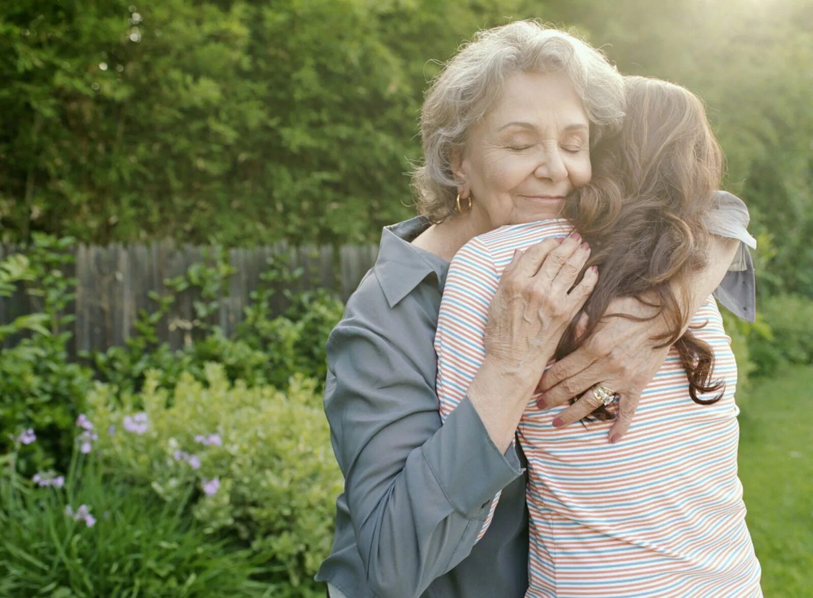 Grandma's love. Объятия с бабушкой. Пожилая мама. Бабушка обнимает внука. Мама обнимает.