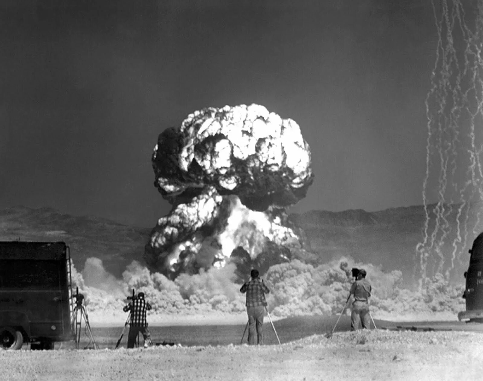 Атомные испытания. Манхэттенский проект атомная бомба. Атолл Муруроа ядерные испытания. Ядерный полигон США. Атомный взрыв в Неваде.