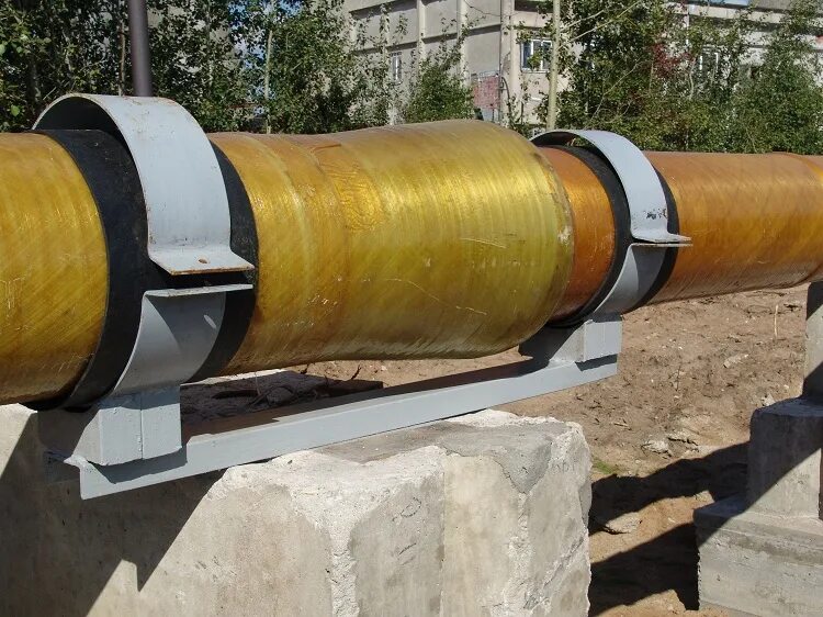 Крепление больших труб. Скользящие хомутовые опоры для труб в ппу изоляции. неподвижная опора тип 3-а для надземной прокладки. скользящие и неподвижные опоры трубопроводов. подвижные опоры для труб в ппу изоляции.