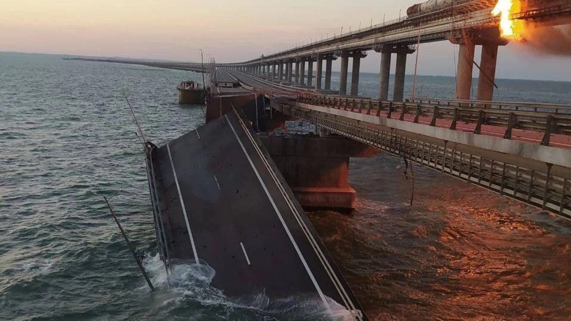 Что происходит на крымском мосту. Крымский мост взорвали 2022. Крымский мост через Керченский пролив. Тамань Крымский мост. Мост Керченский пролив.