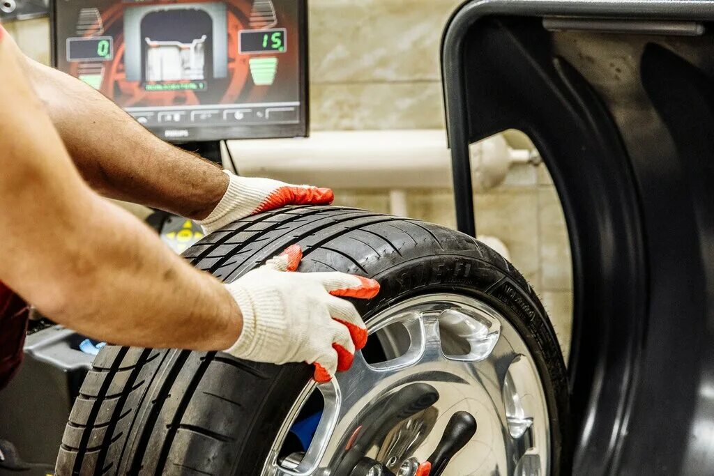 Грузовой шиномонтаж. У нас нет шиномонтажа. Шиномонтаж балансировка. Шиномонтажник. Шиномонтаж своими руками сделать.