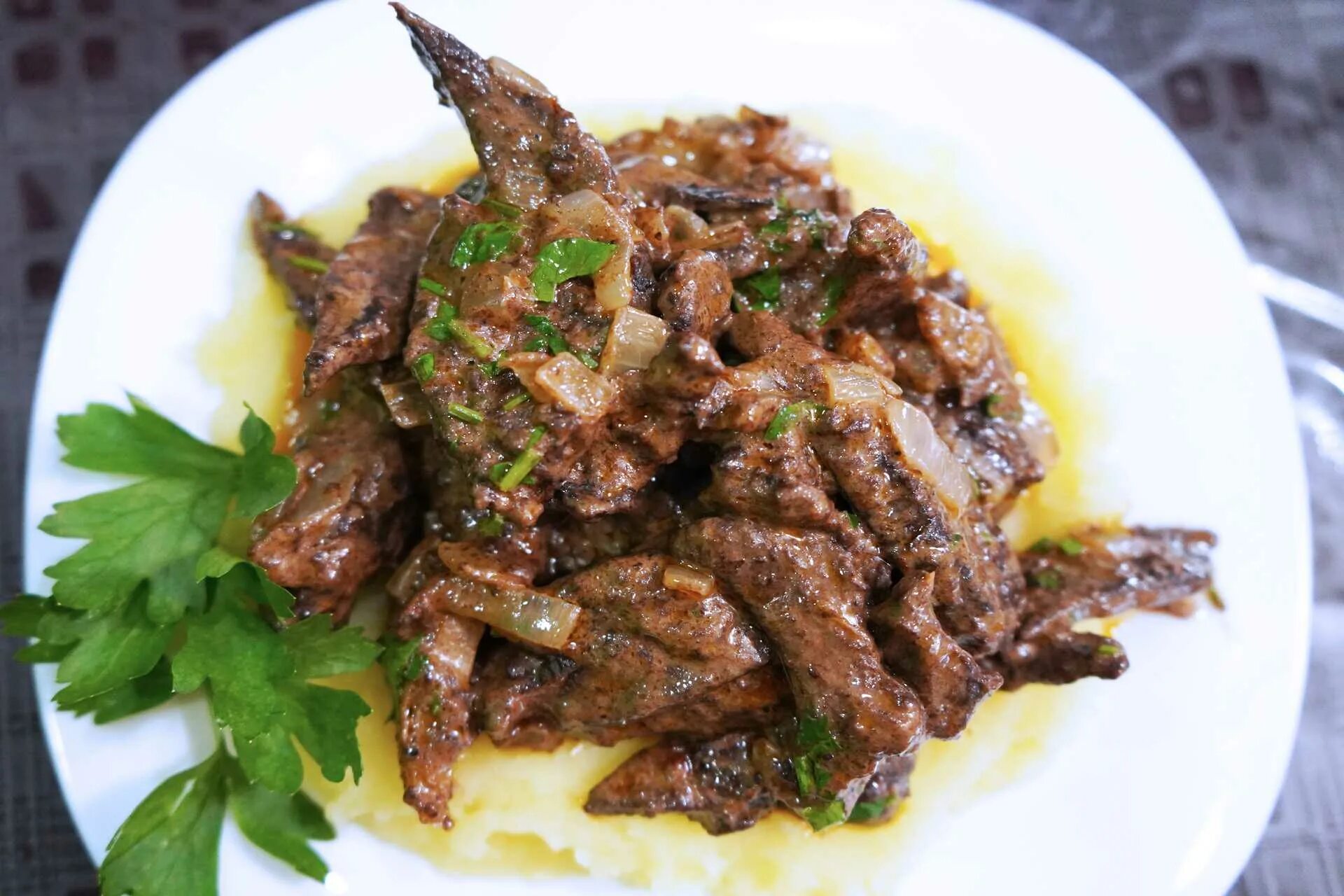 Как вкусно приготовить отварную печень. Печень жареная. печенка жареная с луком. печень в соусе.