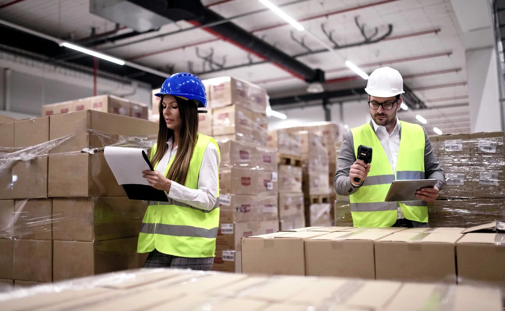 Упаковщик вайлдберриз. Фасовщик комплектовщик. Комплектовщик пластиковых изделий. Комплектовщица одежды. Комплектовщики.