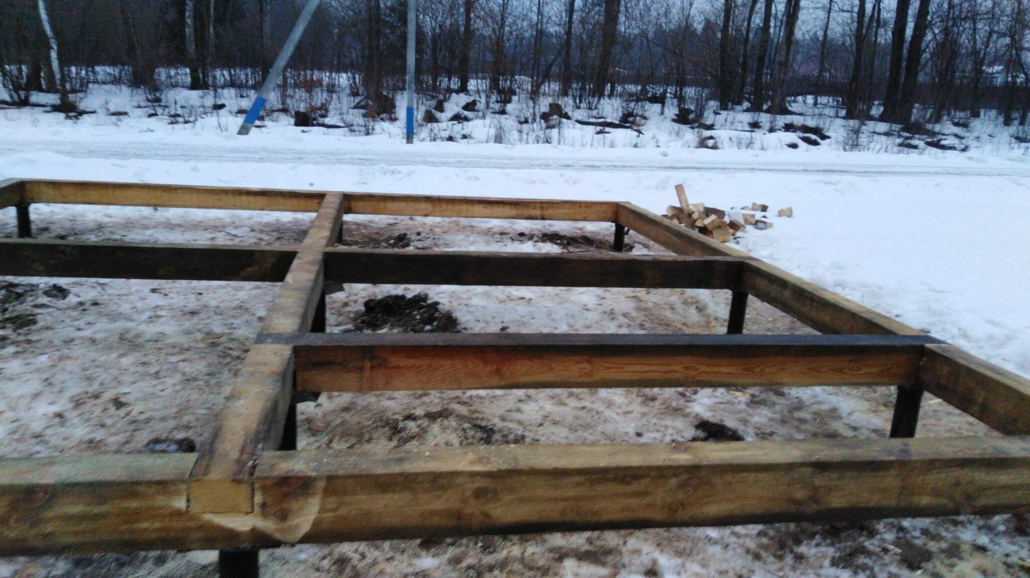 Сваях стяжка. Свайный фундамент для бани 2х3. Плита по сваям. Стяжка свайно-винтового фундамента. Стяжка свайно-винтового фундамента.