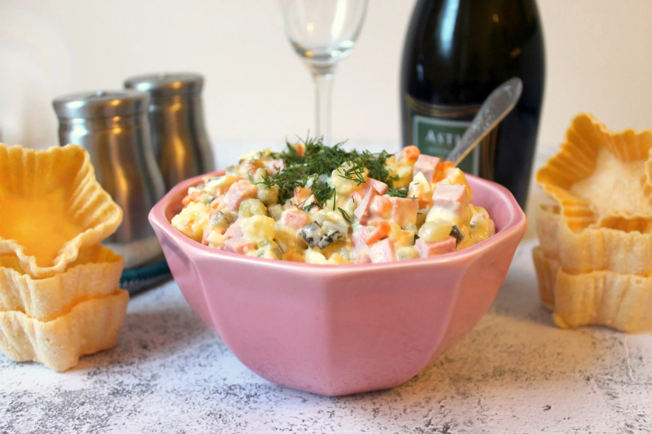 салат оливье с вареной колбасой.