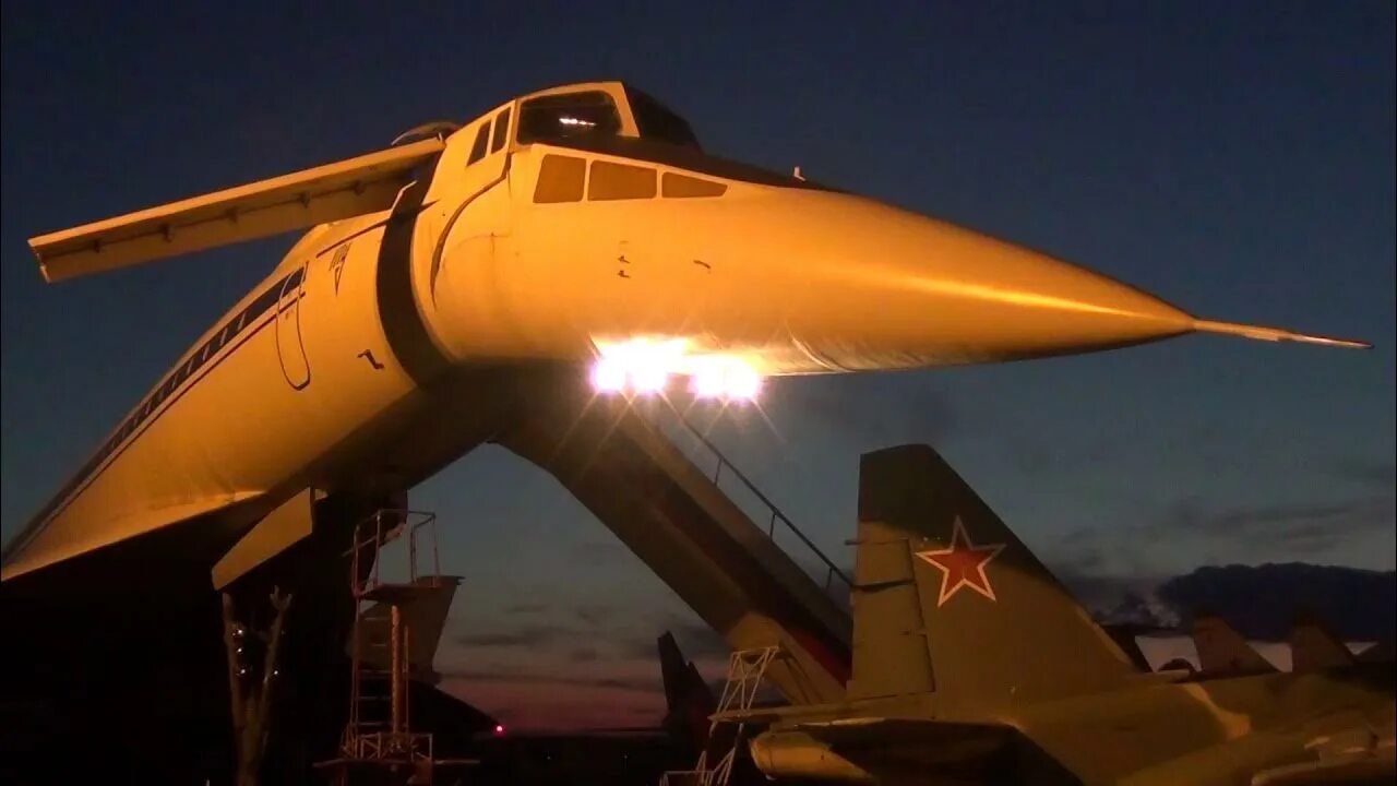 Пассажирский самолет туполев -144. Ту-144 сверхзвуковой самолёт фото. Русский конкорд ту-144. Ту-144д 77115. Первый полёт ту-144.